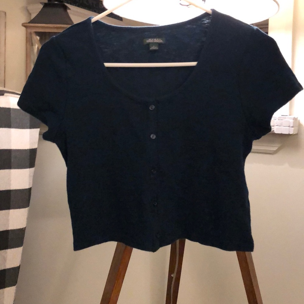 trendy button detailed crop top!